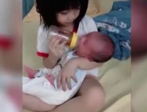 大宝小姐姐照看二宝,照看二宝的甜蜜挑战